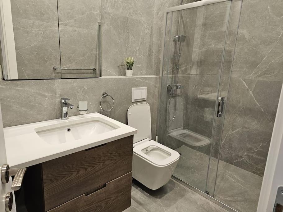 Ferienwohnung Deluxe Flat With Garden_Tirana Exterior foto